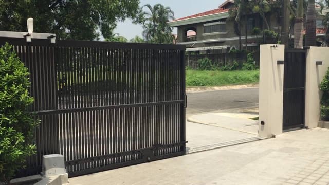 High-Quality Sliding Gates in UAE